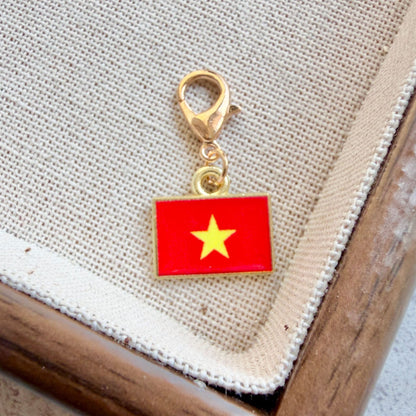 American Flag Enamel Keychain Pendant ? Patriotic USA Flag Key Ring & Bag Charm